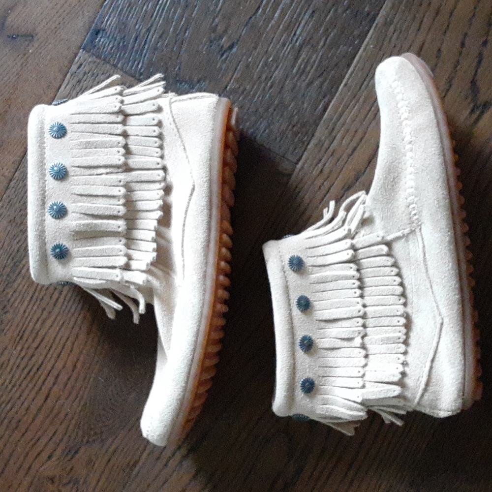 NWOT Minnetonka Fringe Boots